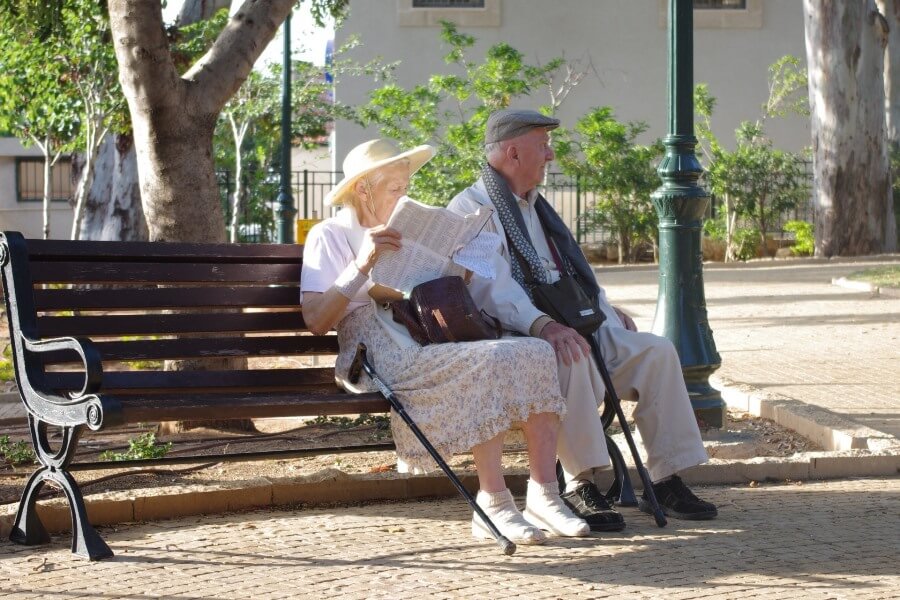 ベンチに座る老夫婦